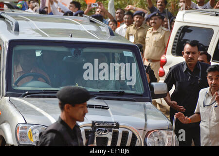 GANDHINAGAR, Gujarat/INDE - Mai Vendredi 16 mai 2014 : Gujarat Ministre principal et premier ministre candidat Narandra Modi montrant la victoire après avoir remporté le scrutin du 16 mai à Gandhinagar,Gujarat. Banque D'Images