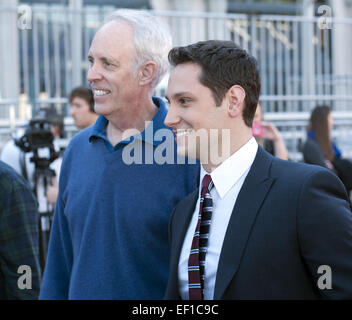 Los Angeles, Californie, USA. 24 Jan, 2015. Comité SAG VC Daryl Anderson et l'acteur Matt McGorry.-----La 21e édition des Screen Actors Guild Awards 2015 les préparatifs étaient en cours au Shrine Auditorium à Los Angeles en tant que travailleurs mis en place des tentes, stades, des gradins et affiche le samedi. L'acteur américain Matt McGorry, 'Orange est le nouveau noir' prête-nom, a dirigé la cérémonie de rouler sur le tapis rouge avec les accessoires et 33 charpentiers, Local 800, directeurs artistiques ainsi que Vice-président du Comité du Prix Sag Daryl Anderson et l'acteur américain Woody Schultz. L'intérieur du Shrine Auditorium stand ins reh Banque D'Images