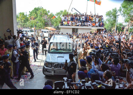 GANDHINAGAR, Gujarat/INDE - Mai Vendredi 16 mai 2014 : Gujarat Ministre principal et premier ministre candidat Narandra Modi montrant la victoire après avoir remporté le scrutin du 16 mai à Gandhinagar,Gujarat. Banque D'Images