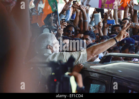 GANDHINAGAR, Gujarat/INDE - Mai Vendredi 16 mai 2014 : Gujarat Ministre principal et premier ministre candidat Narandra Modi montrant la victoire après avoir remporté le scrutin du 16 mai à Gandhinagar,Gujarat. Banque D'Images