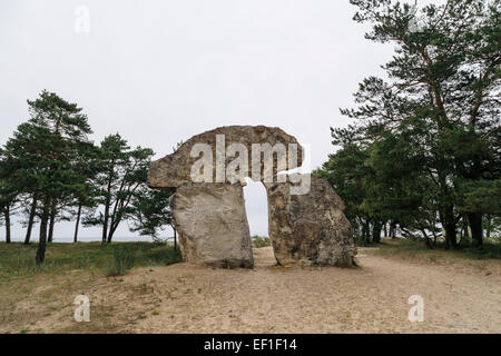 Arch a fait de blocs commémorant les gens perdus en mer, Cap Most na Soči, Siltere Parc National, la Lettonie Banque D'Images