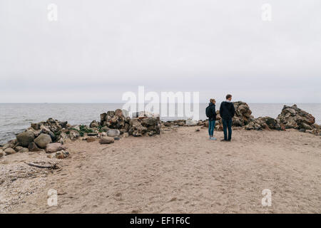 L'homme et la jeune femme regardant la mer au point d'Azur Most na Soči, Lettonie Banque D'Images