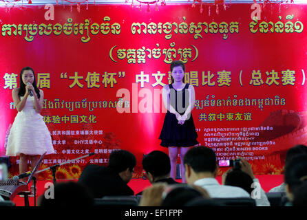 Phnom Penh, Cambodge. 25 Jan, 2015. Les participants suivent un concours de chant chinois à Phnom Penh, au Cambodge, le 25 janvier 2015. La première chanson chinoise concours pour jeunes Cambodgiens a eu lieu le dimanche dans le but d'élargir les relations et renforcer encore China-Cambodia liens culturels. © Sovannara/Xinhua/Alamy Live News Banque D'Images