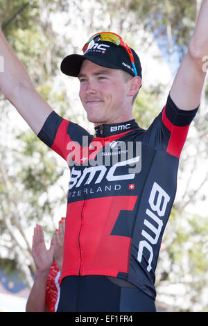 Rohan Dennis (AUS) de BMC Racing Team (USA) sur la scène pour accepter son trophée en tant que gagnant du Tour Down Under 2015. Banque D'Images