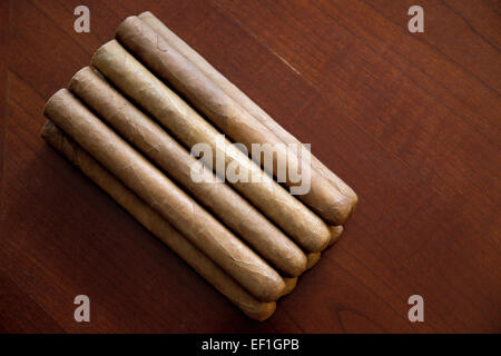 Un paquet de cigares sur la table en bois. Banque D'Images
