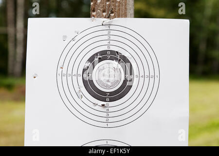 Les exercices de tir cible avec trous de balle Banque D'Images