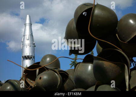 Casques et de missiles soviétiques sur l'affichage dans le musée des Forces armées du Centre, Moscou, Russie Banque D'Images