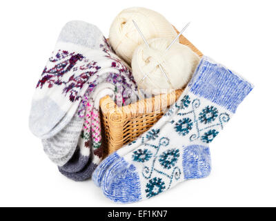 Chaussettes tricotées, panier et boules de fils avec des aiguilles à tricoter Banque D'Images