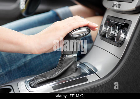 Main sur femme, de changement de vitesse automatique en voiture de luxe Banque D'Images