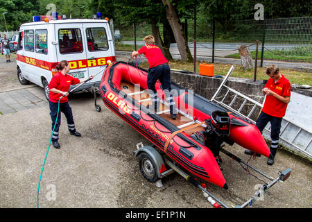 Bateau de patrouille sur la rivière rivière Ruhr, par des bénévoles, la vie allemande DLRG association sauvegarde des nageurs-sauveteurs,,, Banque D'Images