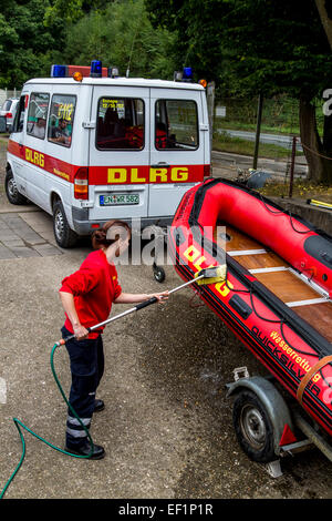 Bateau de patrouille sur la rivière rivière Ruhr, par des bénévoles, la vie allemande DLRG association sauvegarde des nageurs-sauveteurs,,, Banque D'Images