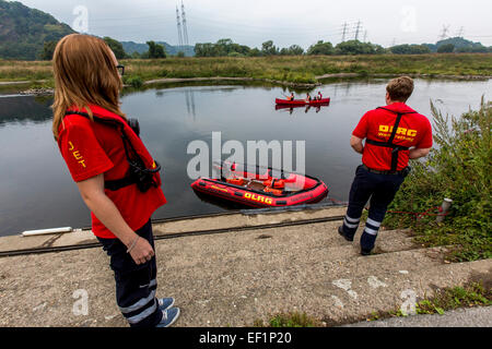 Bateau de patrouille sur la rivière rivière Ruhr, par des bénévoles, la vie allemande DLRG association sauvegarde des nageurs-sauveteurs,,, Banque D'Images