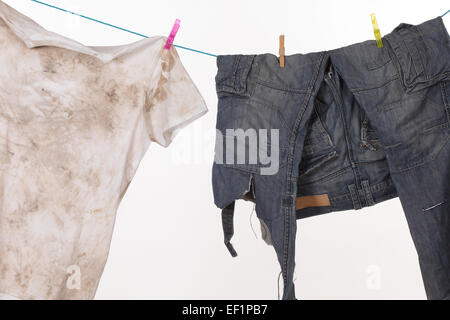 Dirty shirt et pantalon accroché pour sécher Banque D'Images