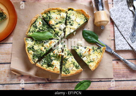 Quiche délicieuse sur une serviette, de l'alimentation Banque D'Images