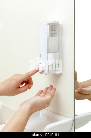 Un gel de nettoyage dans une boîte prête à utiliser par pompage Banque D'Images