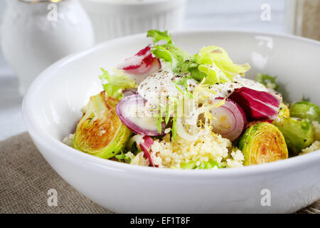 Salade saine avec du couscous dans un bol, de l'alimentation Banque D'Images