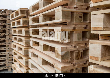 Stock des piles de palettes en bois dans une cour Banque D'Images