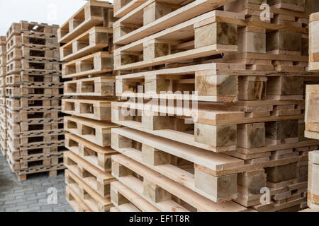 Stock des piles de palettes en bois dans une cour Banque D'Images