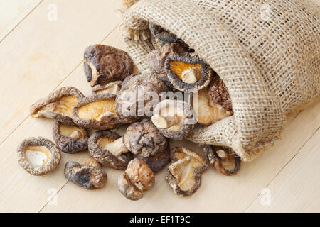 Shiitake séchés dans un sac de jute sur la table de cuisine Banque D'Images