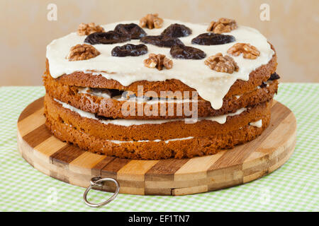 Gâteau au miel avec prune et de noix sur une table de cuisine Banque D'Images