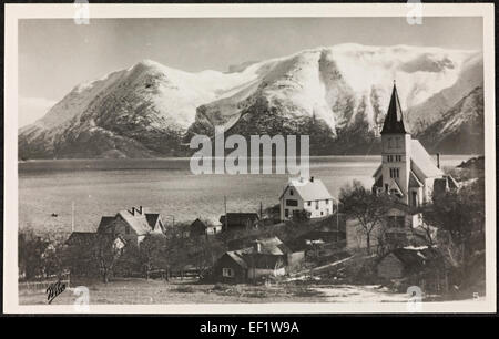 Une scène hivernale d'Utne, Hardanger, prise par le photographe Anders Beer Wilse. L'image capture le fjord Hardanger et les montagnes dans la région de Hordaland en Norvège, mettant en valeur le magnifique paysage hivernal. Banque D'Images