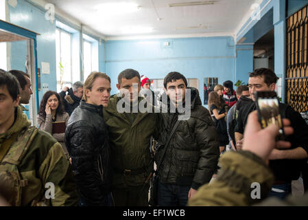 Le chef de l'auto-proclamé République populaire de Donetsk, Alexander Zakhartchenko (C), pose avec deux étudiants après une conférence de presse à une université, Donetsk Donetsk, Ukraine, 23 janvier 2015. Il a annoncé lors de l'événement qu'il pousserait les lignes de front à la frontière de la région de Donetsk, rejetant catégoriquement les pourparlers de paix renouvelé. Photo : James Sprankle/dpa Banque D'Images