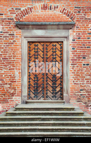 Porte d'entrée avec escalier en vieux château Banque D'Images