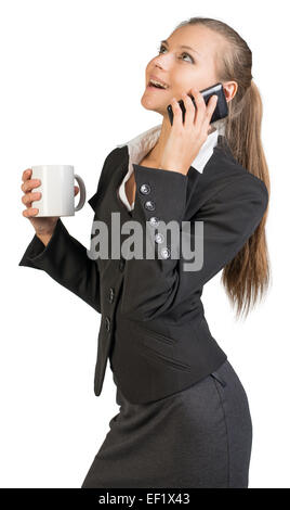 Businesswoman holding mug, parler au téléphone Banque D'Images