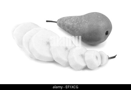 Deux poires Conférence - un ensemble, l'autre pelées et tranchées - isolé sur fond blanc - traitement monochrome Banque D'Images