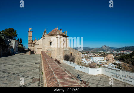 La Collégiale de Santa María la Mayor à Antequera, Espagne. Voir d'Antequera ville sur la droite. Banque D'Images