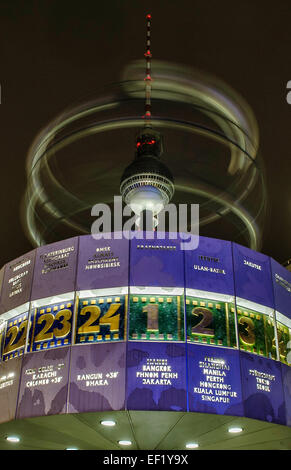 Alexanderplatz, Berlin, Allemagne. 24 Jan, 2015. Une représentation du système solaire sur le dessus de la soi-disant "Urania-Weltzeituhr" (horloge Urania - montrant fois autour du monde) tourne autour de laisser des traces dans le ciel nocturne sur Alexanderplatz, Berlin, Allemagne, 24 janvier 2015. Photo : Paul Zinken/dpa (NOTE DE RÉDACTION : photo prise avec exposition longue durée)/dpa/Alamy Live News Banque D'Images