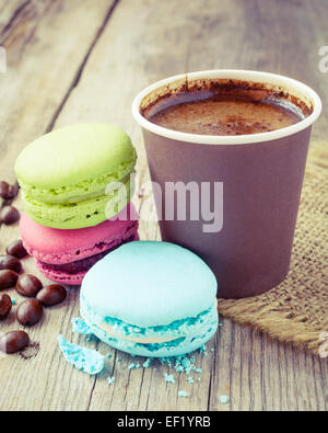 Les macarons et la tasse de café espresso sur table rustique en bois, vintage photo stylisée Banque D'Images