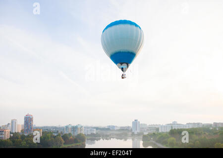 Hot air ballon survolant ville Banque D'Images