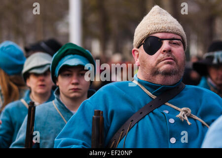 Londres, Royaume-Uni. 25 janvier, 2015. Chaque année le dernier dimanche de janvier histoire enthusiatsts adopter de nouveau l'armée du roi le long de l'itinéraire parcouru par le Roi Charles I le matin du 30 janvier 1649, à partir de la Palais St James à la maison des banquets de Whitehall, où il a été exécuté. Pour éviter la fermeture de Whitehall, la parade du trafic se termine maintenant sur Horse Guards Parade. Sur la photo : La guerre civile anglaise society font beaucoup d'efforts pour assurer l'authenticité de l'habillement l'armée du roi portait. Crédit : Paul Davey/Alamy Live News Banque D'Images