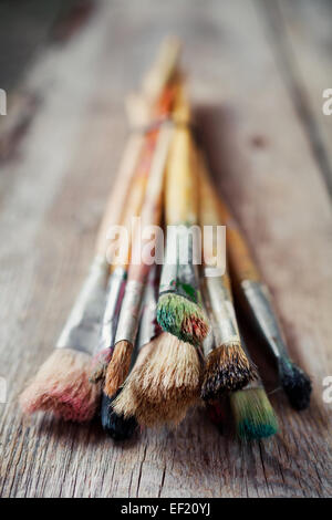 Vieux pinceaux artiste libre sur table en bois rustique Banque D'Images