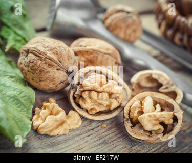 Noyer ouvrir close up, Casse-Noisette et panier sur fond de bois, selective focus Banque D'Images