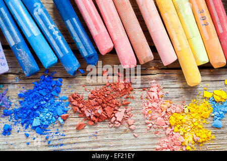 Craies pastel de couleur arc-en-ciel avec de la craie écrasée sur gros plan 24. Vue d'en haut. Banque D'Images