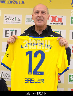 Leipzig, Allemagne. 21 Jan, 2015. Ancien joueur de l'équipe nationale de football allemande et le Bayern de Munich joueur Mario Basler est titulaire d'un jersey de soccer club Lok Leipzig dans ses mains qui dispose de son nom au cours d'une présentation au club de soccer 1er FC Lokomotive Leipzig in Leipzig, Allemagne, 21 janvier 2015. Basler signé le nouveau de Leipzig comme direcor sports. Photo : Peter Endig/dpa/Alamy Live News Banque D'Images