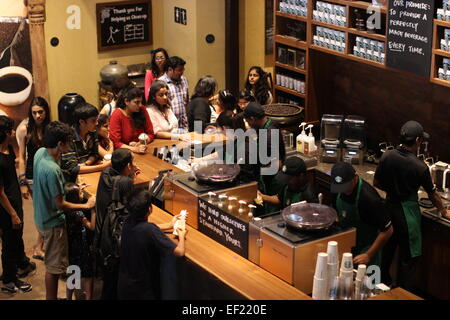 Les clients attendent du café pour un Starbucks à New Delhi, Inde, 16 novembre 2012. Pour deux ans en Inde Starbucks sur le marché, Direction générale de la direction générale de l'ouverture après pour un jeune, l'Inde urbaine. Photo : Doreen Fiedler/dpa Banque D'Images