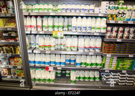 Peu de lait au supermarché Morrisons Banque D'Images