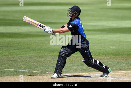 25.01.2015. Dundedin, Nouvelle-Zélande. Corey Anderson. Un jour de l'ANZ série international de cricket. Match 6 entre la Nouvelle-Zélande chapeau noir et le Sri Lanka à l'Ovale de l'Université de Dunedin. La Nouvelle-Zélande. Dimanche 25 janvier 2015. Banque D'Images