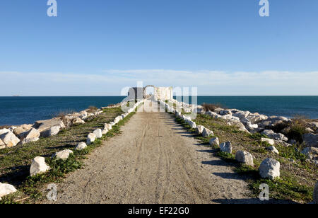 Chemin pour construire en pierre ou masquer des oiseaux pour les ornithologues amateurs aveugles ou l'observation des oiseaux, parc naturel, Guadalhorce, Malaga, Espagne. Banque D'Images