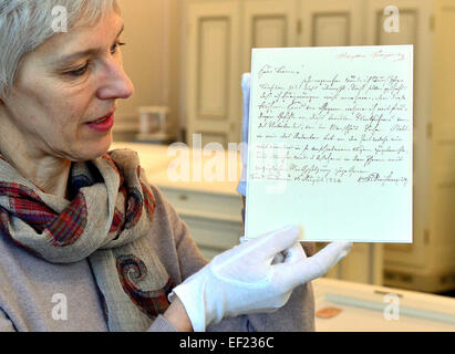 Weimar, Allemagne. 21 Jan, 2015. Curator Evelyn Liepsch présente une lettre de prince héritier Ludwig von Bayern (1786-1868) de Hans Christoph Ernst von Gegern (1766-1852), écrit le 16 août 1824, à l'archives Goethe et Schiller à Weimar, Allemagne, 21 janvier 2015. L'archive présente quatorze pièces intéressantes de Goethe, Autograph Collection dans une exposition intitulée "de Mozart à Napoléon du 22 janvier au 28 juin 2015. Photo : Martin Schutt/dpa/Alamy Live News Banque D'Images