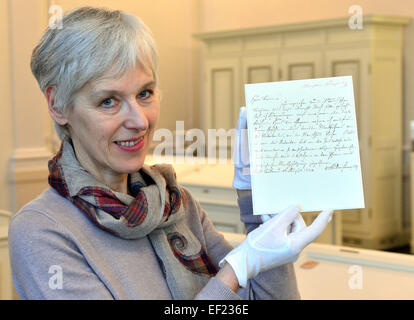 Weimar, Allemagne. 21 Jan, 2015. Curator Evelyn Liepsch présente une lettre de prince héritier Ludwig von Bayern (1786-1868) de Hans Christoph Ernst von Gegern (1766-1852), écrit le 16 août 1824, à l'archives Goethe et Schiller à Weimar, Allemagne, 21 janvier 2015. L'archive présente quatorze pièces intéressantes de Goethe, Autograph Collection dans une exposition intitulée "de Mozart à Napoléon du 22 janvier au 28 juin 2015. Photo : Martin Schutt/dpa/Alamy Live News Banque D'Images