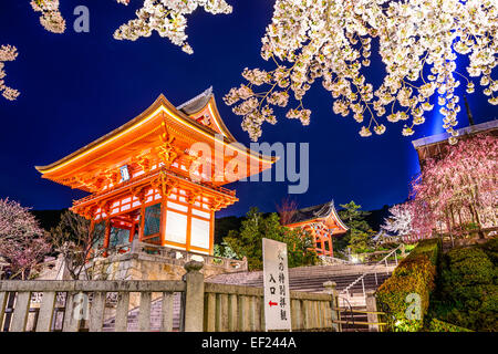Kyoto, au Japon, au Temple Kiyomizu-dera au printemps. Banque D'Images