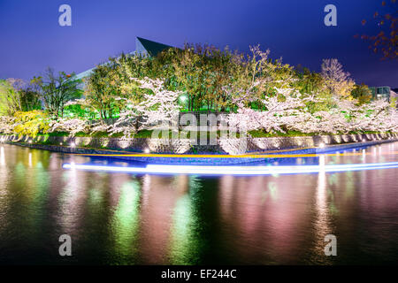 Kyoto, Japon sur le Canal Okazaki pendant la saison des cerisiers en fleur au printemps. Banque D'Images