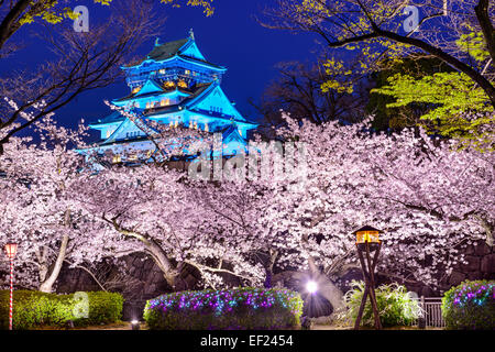 Osaka, Japon au château d'Osaka durant la saison de printemps. Banque D'Images