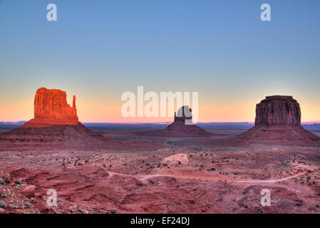 West Mitten Butte (à gauche), à l'Est Mitten Butte (centre), Merrick Butte (droite), près de Sunset, Monument Valley Navajo Tribal Park, ut Banque D'Images