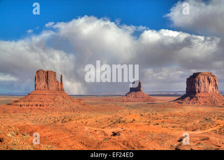 West Mitten Butte (à gauche), à l'Est Mitten Butte (centre), Merrick Butte (droite), Monument Valley Navajo Tribal Park, Utah, USA Banque D'Images