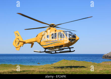 Scottish Air Ambulance Service hélicoptère décoller après une mission de sauvetage sur la côte nord-ouest des Highlands. L'Écosse, Royaume-Uni Banque D'Images